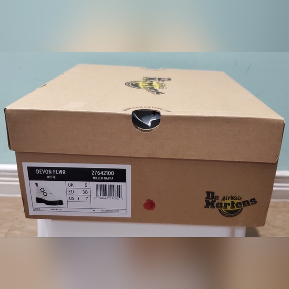 NIB DR. MARTENS Devon Flower Buckle White Leather Platform Boots Various Sizes - Picture 14 of 15